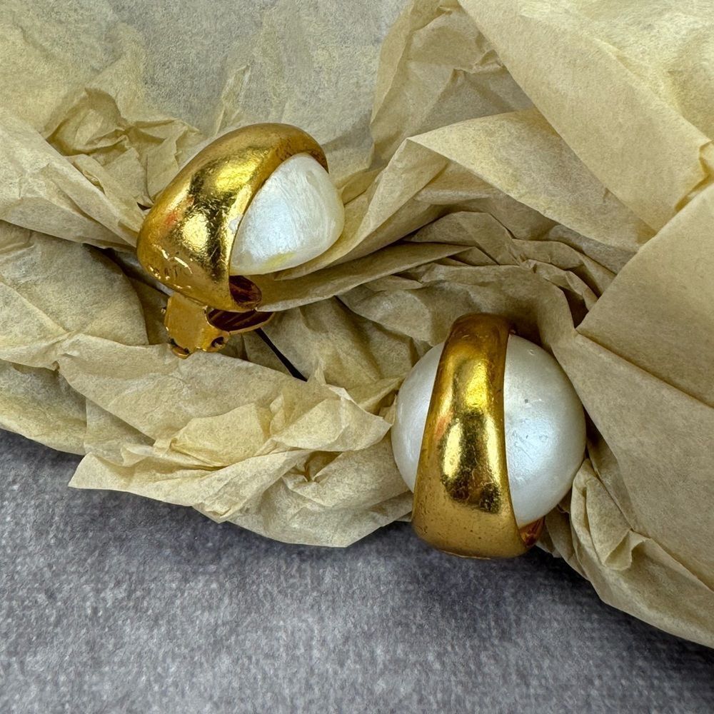 Chanel Vintage 93a Large Faux Pearl Gold Clip On Earrings - Picture 10 of 16